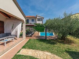 Adorable Holiday House With Private Pool