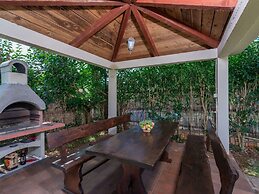 Adorable Holiday House With Private Pool