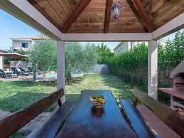 Adorable Holiday House With Private Pool