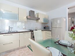 Adorable Holiday House With Private Pool