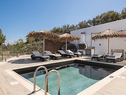 Inviting Villa in Tragaki With Private Pool