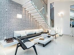 Inviting Villa in Tragaki With Private Pool