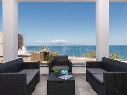 Inviting Villa in Tragaki With Private Pool