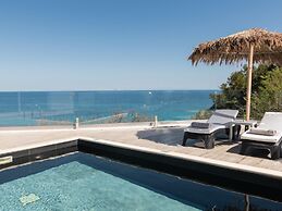 Inviting Villa in Tragaki With Private Pool