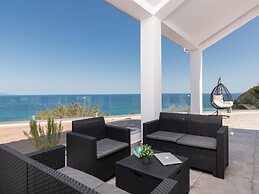 Inviting Villa in Tragaki With Private Pool