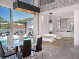 Inviting Villa in Tragaki With Private Pool