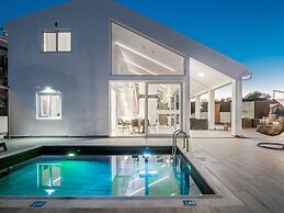 Inviting Villa in Tragaki With Private Pool