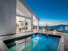 Inviting Villa in Tragaki With Private Pool