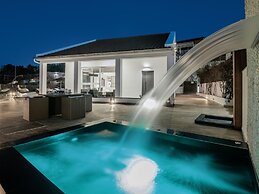 Inviting Villa in Tragaki With Private Pool