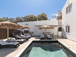 Inviting Villa in Tragaki With Private Pool