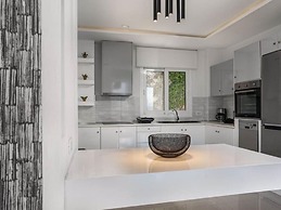 Inviting Villa in Tragaki With Private Pool