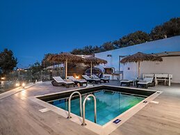 Inviting Villa in Tragaki With Private Pool