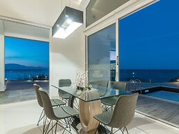 Inviting Villa in Tragaki With Private Pool