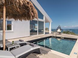 Inviting Villa in Tragaki With Private Pool