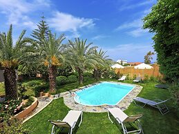 Fantastic Holiday Home in Karteros With Pool