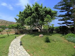 Fantastic Holiday Home in Karteros With Pool