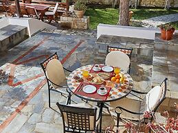 Fantastic Holiday Home in Karteros With Pool