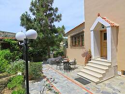 Fantastic Holiday Home in Karteros With Pool