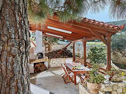 Fantastic Holiday Home in Karteros With Pool