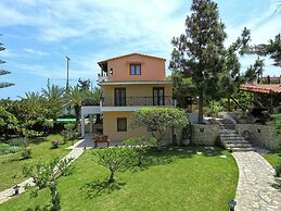 Fantastic Holiday Home in Karteros With Pool