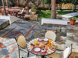 Fantastic Holiday Home in Karteros With Pool