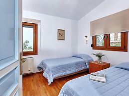 Fantastic Holiday Home in Karteros With Pool