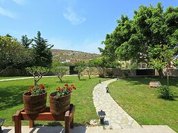 Fantastic Holiday Home in Karteros With Pool