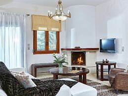 Fantastic Holiday Home in Karteros With Pool