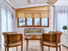 Fantastic Holiday Home in Karteros With Pool