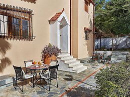 Fantastic Holiday Home in Karteros With Pool