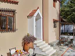 Fantastic Holiday Home in Karteros With Pool