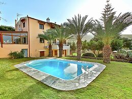 Fantastic Holiday Home in Karteros With Pool