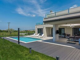 Wonderful Villa With Swimming Pool and Wellness