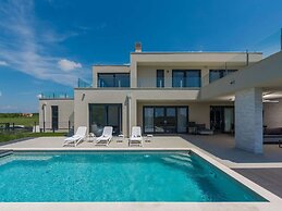 Wonderful Villa With Swimming Pool and Wellness