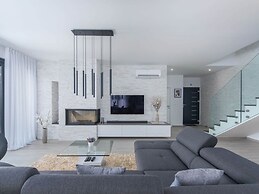 Wonderful Villa With Swimming Pool and Wellness
