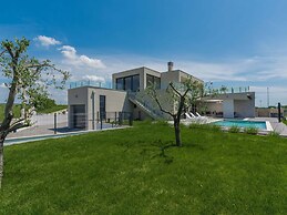 Wonderful Villa With Swimming Pool and Wellness