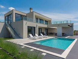 Wonderful Villa With Swimming Pool and Wellness