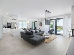 Wonderful Villa With Swimming Pool and Wellness