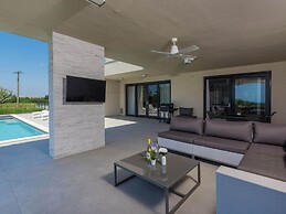 Wonderful Villa With Swimming Pool and Wellness