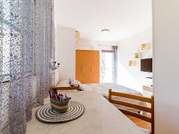 Studio Maro - Studio Apartment With Terrace