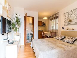 Studio Maro - Studio Apartment With Terrace