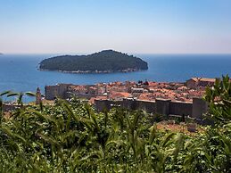 Studio Maro - Studio Apartment With Terrace