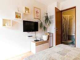Studio Maro - Studio Apartment With Terrace