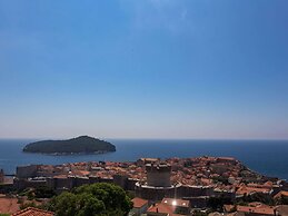 Studio Maro - Studio Apartment With Terrace