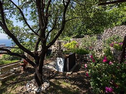 Studio Maro - Studio Apartment With Terrace