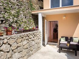 Studio Maro - Studio Apartment With Terrace