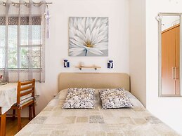 Studio Maro - Studio Apartment With Terrace