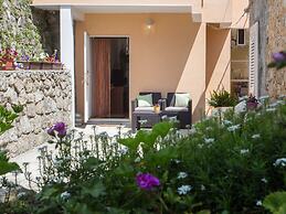 Studio Maro - Studio Apartment With Terrace