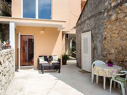 Studio Maro - Studio Apartment With Terrace