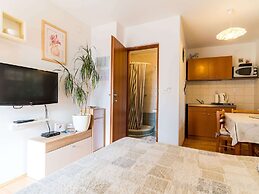 Studio Maro - Studio Apartment With Terrace